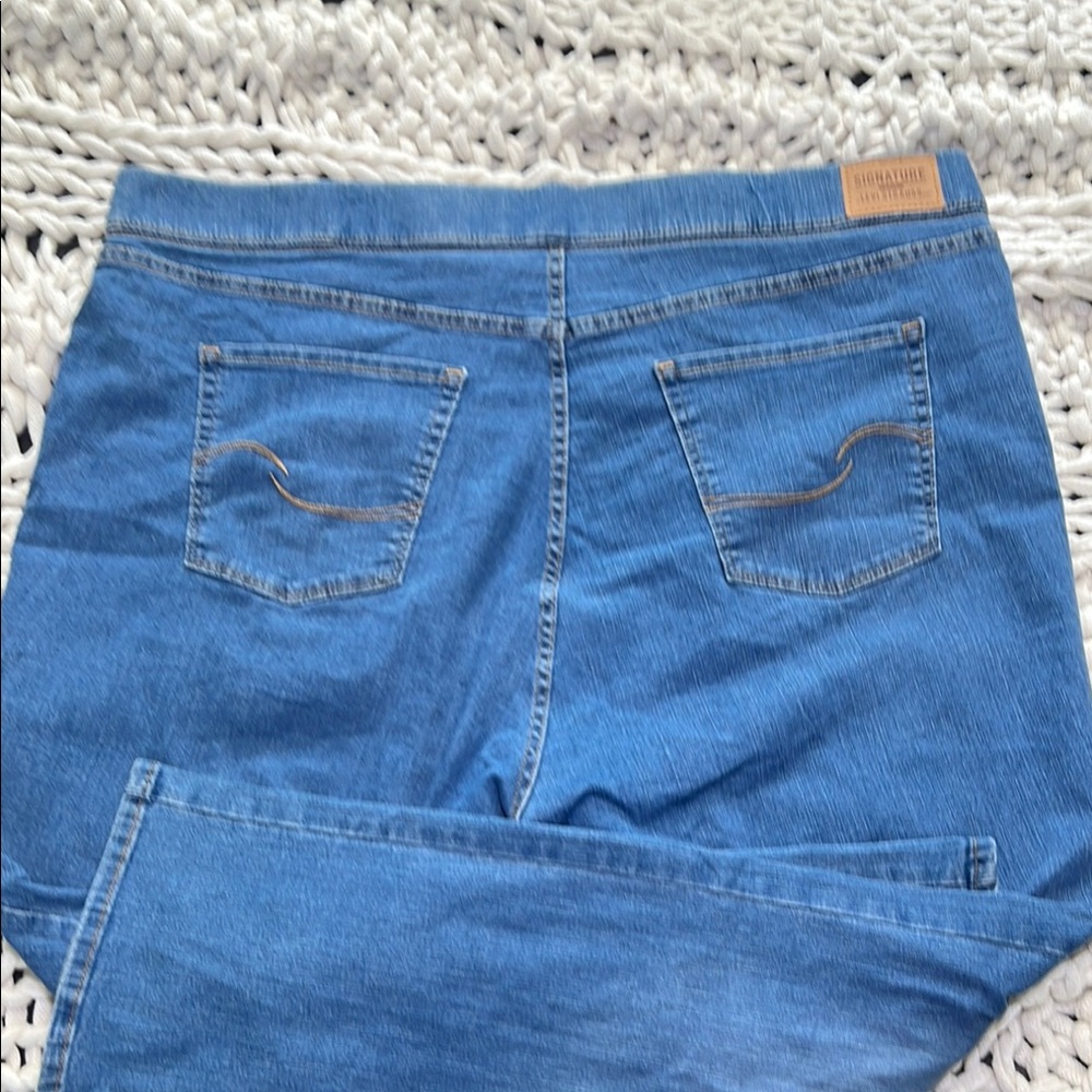 Signature Gold -Levi Strauss- Totally Shaping Pull On Boot Cut Jeans 26M-W38 L30